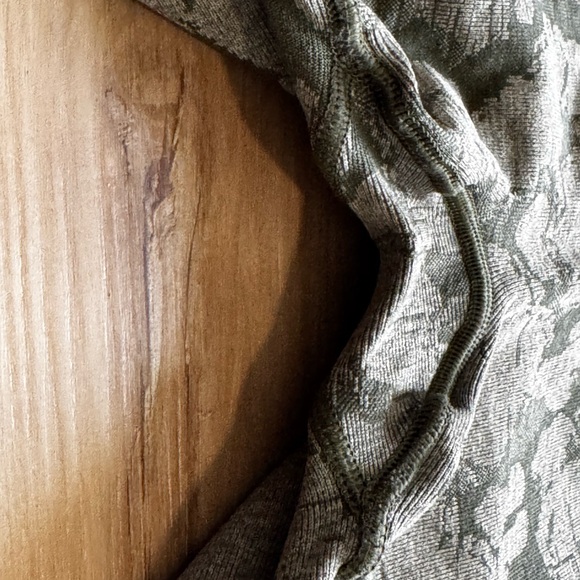 GYMSHARK ADAPT CAMO SEAMLESS BOOTY SCRUNCH LEGGINGS GREEN - Picture 8 of 11